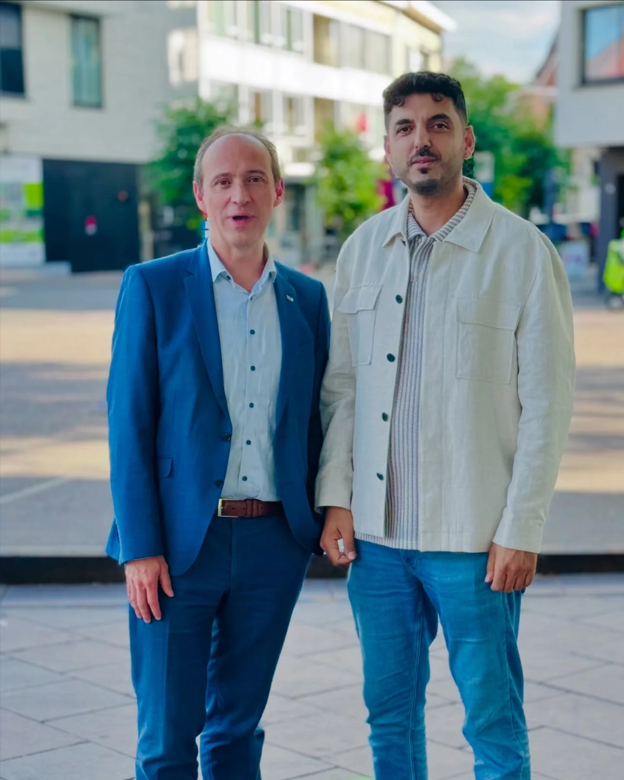 Burgemeester Wim Dries en voorzitter Yusuf Albayrak staan naast elkaar in Genk.